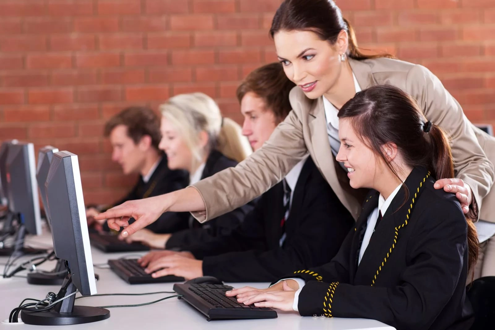 Педагогларни қайта тайёрлаш ва малакасини ошириш тартиби қандай?