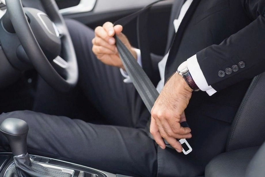 Кимларга автомобиль бошқарувида хавфсизлик камарини тақишлари талаб этилмайди?