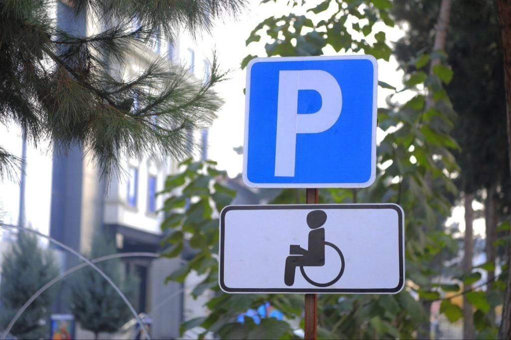 Ногиронлар учун махсус тўхташ жойларига қўйилган ҳуқуқий талаблар