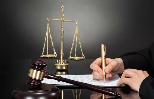 Судда иштирок этувчи шахслар қандай ҳуқуқ ва мажбуриятларга эга бўлишади?